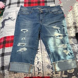 Stylish Blue Distressed Women capri Jeans